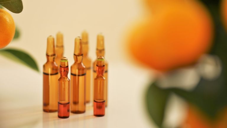 Aplique algumas gotas do soro no rosto e pescoço, massageando delicadamente até que seja totalmente absorvido.